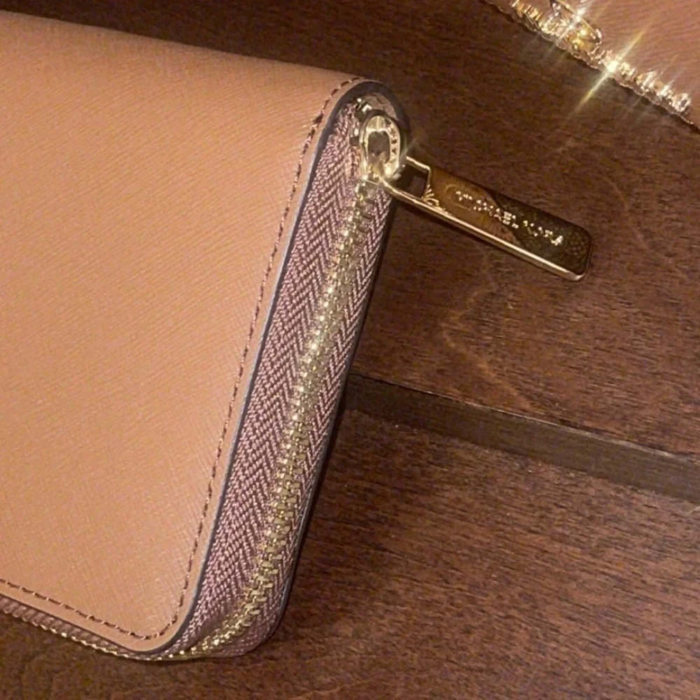 NWT Michael Kors Jet Set Charm Wallet